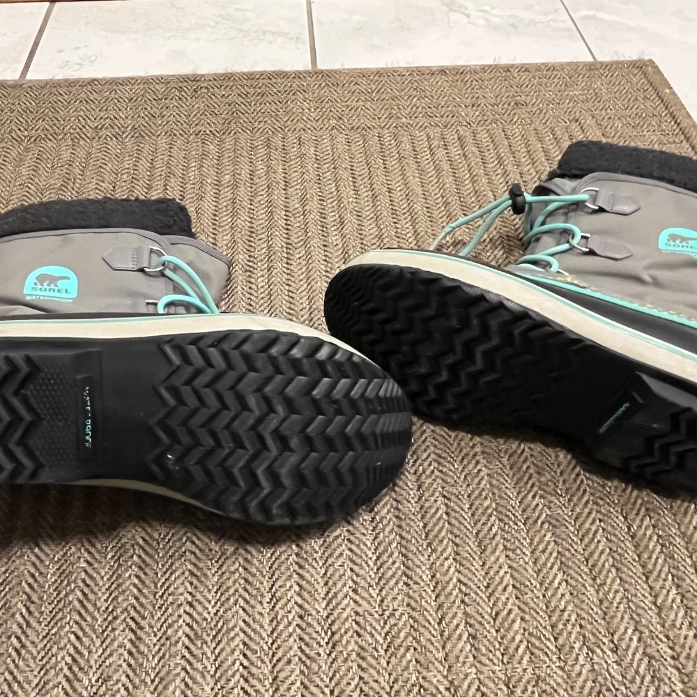 Women’s Sorel Snowboots - Picture 7 of 7